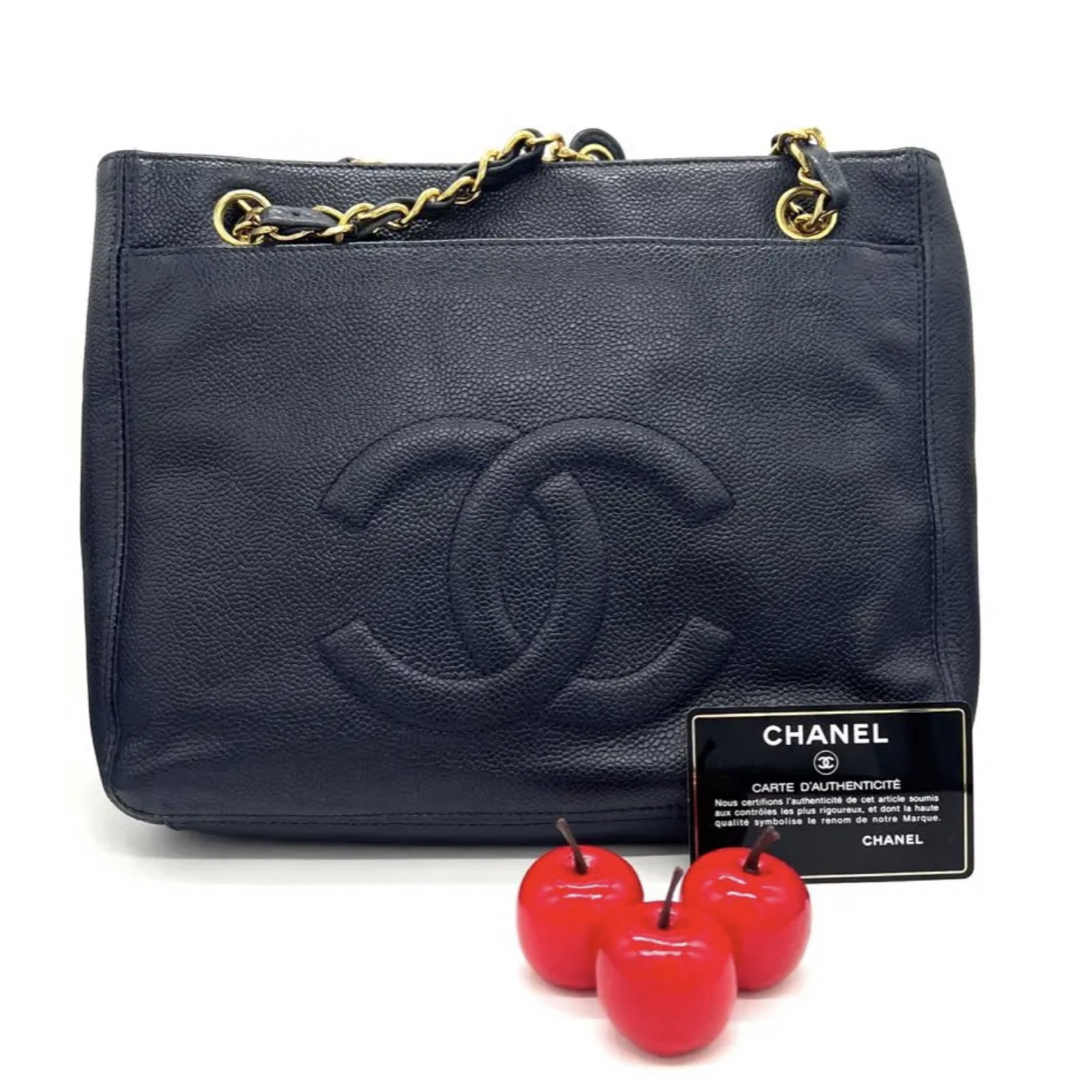 CHANEL(シャネル)の【超美品】CHANEL キャビアスキン 背面でかココ　ネイビー　シール有　G金具 レディースのバッグ(トートバッグ)の商品写真