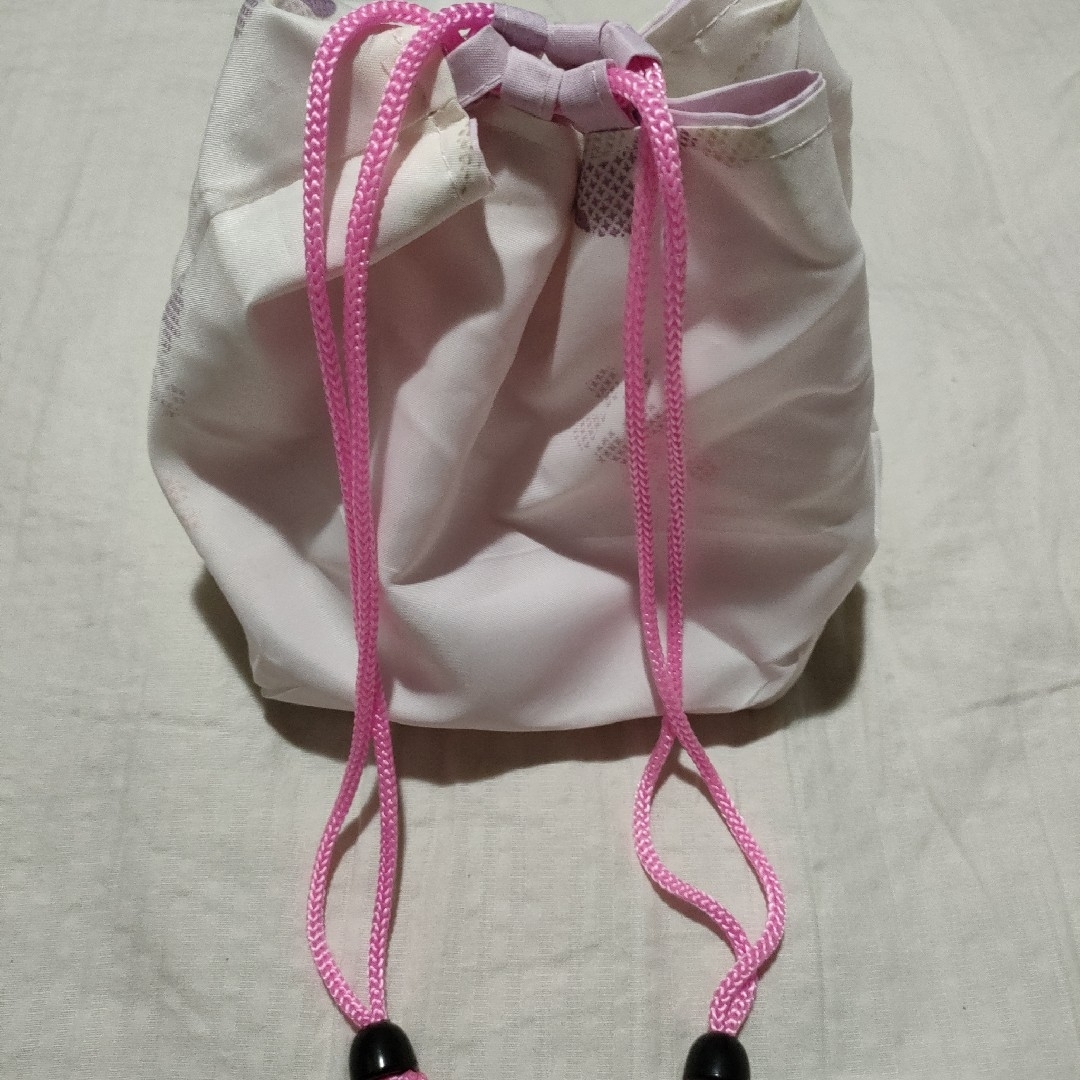巾着　きんちゃく　バック　ポーチ　リバーシブル　ホワイト　薄　ピンク　花 ハンドメイドのファッション小物(ポーチ)の商品写真