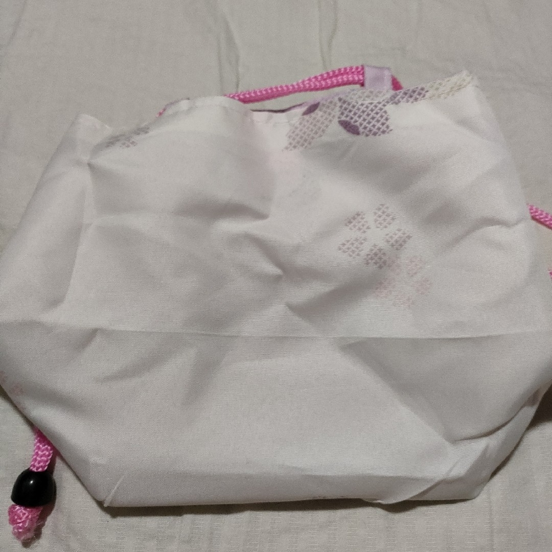 巾着　きんちゃく　バック　ポーチ　リバーシブル　ホワイト　薄　ピンク　花 ハンドメイドのファッション小物(ポーチ)の商品写真