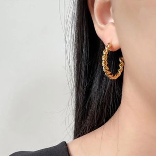 ザラ(ZARA)のねじり　ニュアンス　フープ　ゴールド　シンプル　ピアス　ステンレス◇ZARA好き(ピアス)