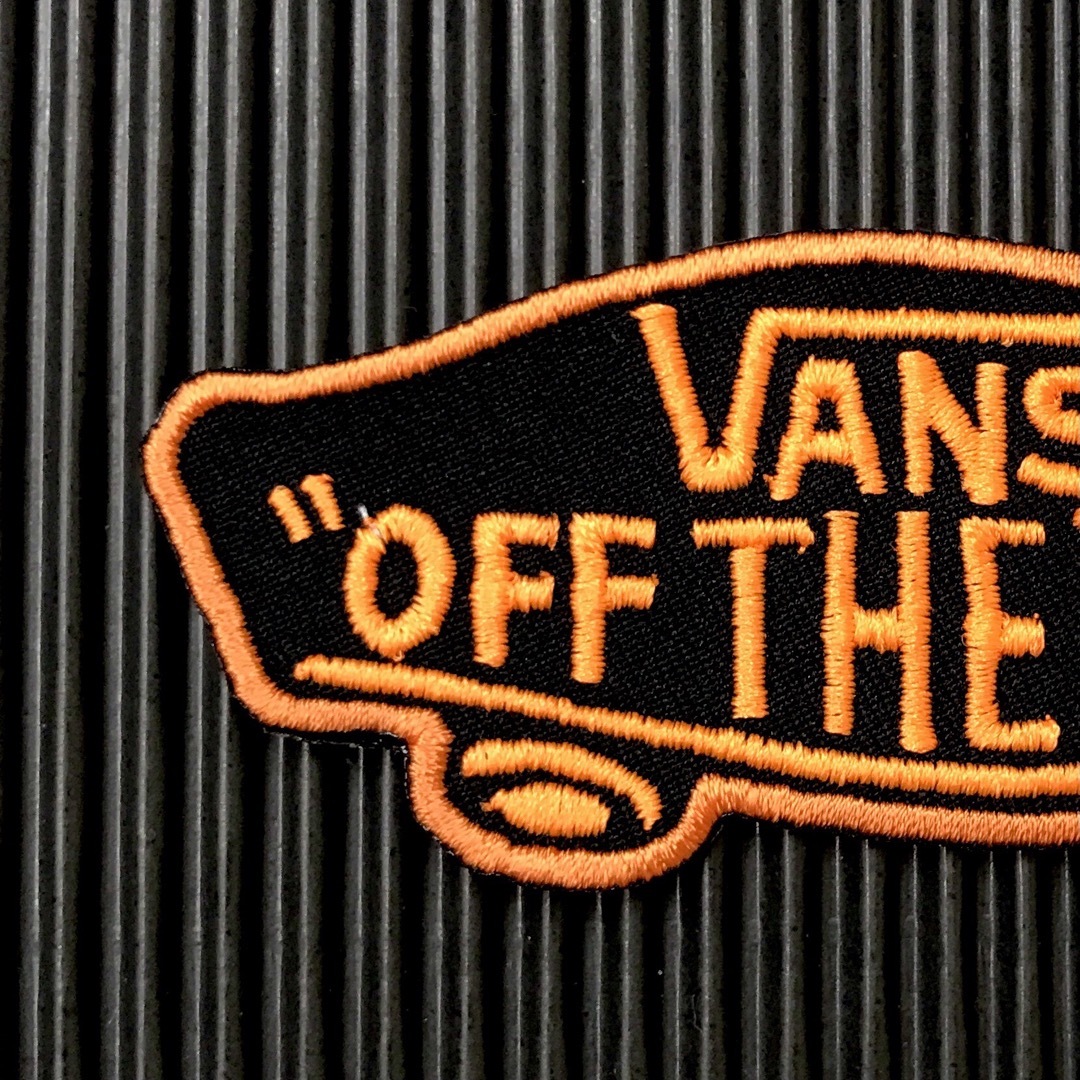 VANS(ヴァンズ)のVANS OFF THE WALL ロゴアイロンワッペン 黒×蛍光オレンジ M 自動車/バイクのバイク(装備/装具)の商品写真