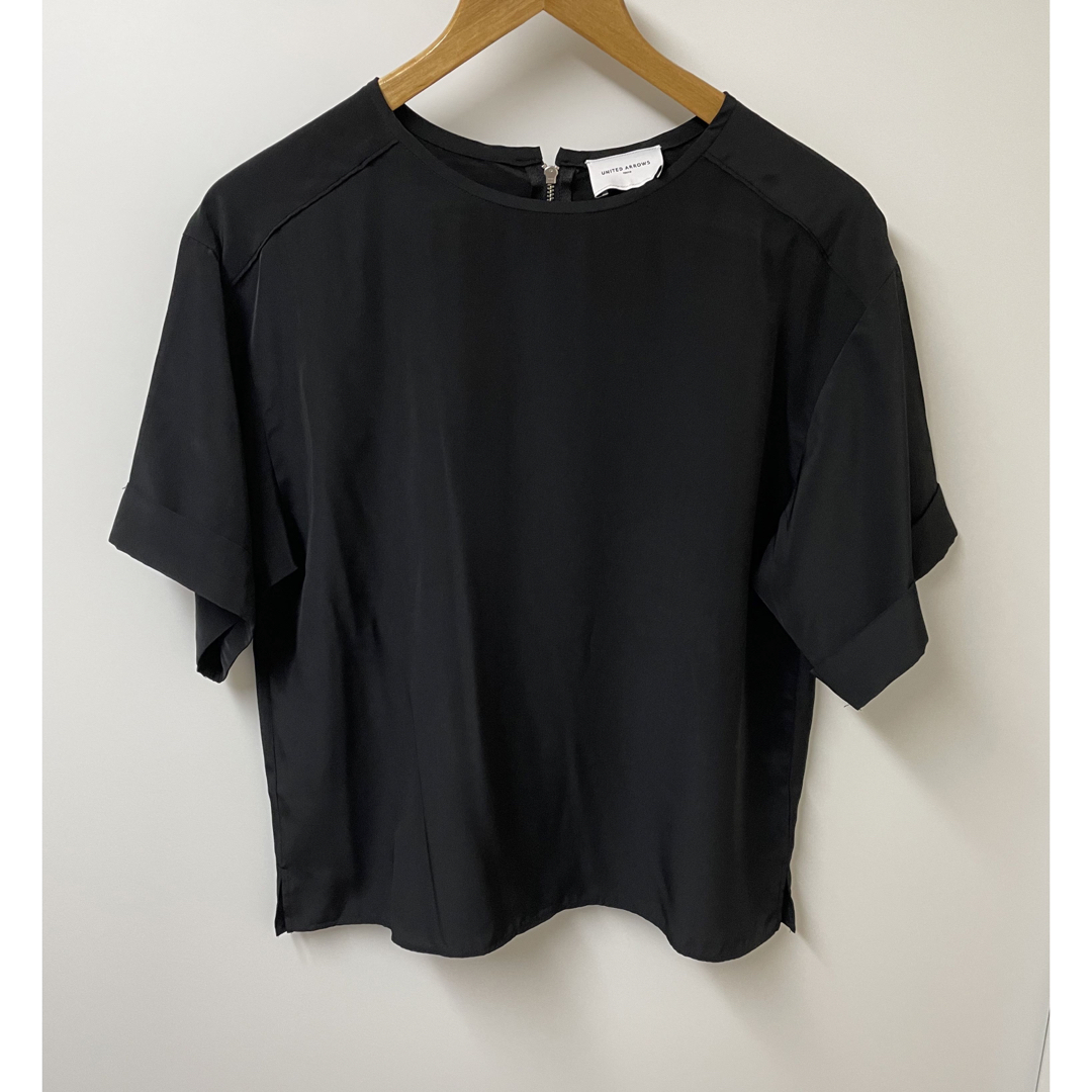 UNITED ARROWS(ユナイテッドアローズ)のUNITED ARROWS 黒ブラウス レディースのトップス(シャツ/ブラウス(半袖/袖なし))の商品写真