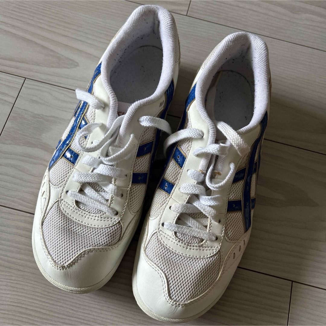 asics(アシックス)のアシックス　体育館シューズ　スニーカー　白　25 キッズ/ベビー/マタニティのキッズ靴/シューズ(15cm~)(スクールシューズ/上履き)の商品写真