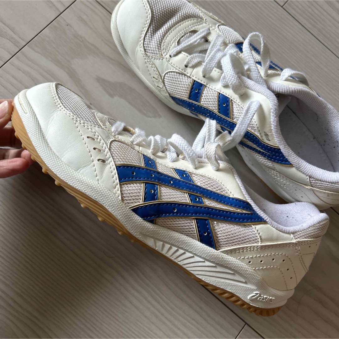 asics(アシックス)のアシックス　体育館シューズ　スニーカー　白　25 キッズ/ベビー/マタニティのキッズ靴/シューズ(15cm~)(スクールシューズ/上履き)の商品写真