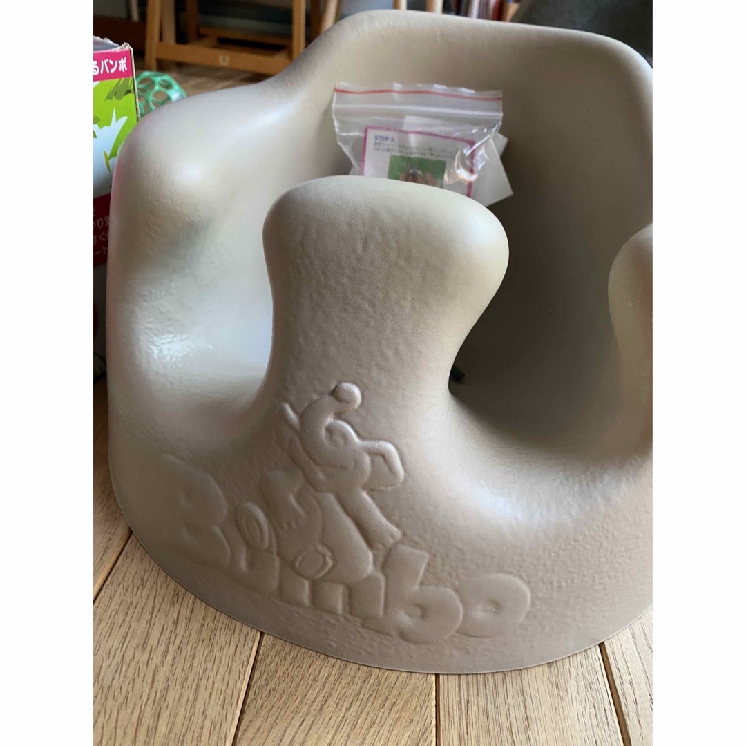 Bumbo(バンボ)のバンボ　箱付　補助ベルト未使用　Bumbo グレー　グーレージュ キッズ/ベビー/マタニティの寝具/家具(その他)の商品写真