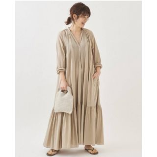 プラージュ(Plage)の【美品】Plage  ローンボリュームフレアワンピース　ベージュ　 38(ロングワンピース/マキシワンピース)