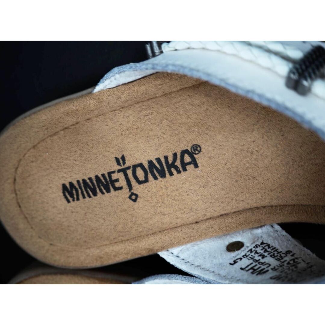 Minnetonka(ミネトンカ)のMINNETONKA ミネトンカ SILVERTHORNE レザー トング サンダル size5（22ｃｍ）/白  ■◆ レディース レディースの靴/シューズ(サンダル)の商品写真