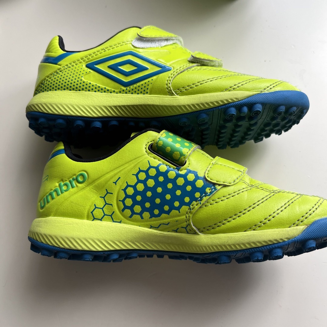 UMBRO(アンブロ)のumbro 17 センチ　フットサル靴 キッズ/ベビー/マタニティのキッズ靴/シューズ(15cm~)(スニーカー)の商品写真