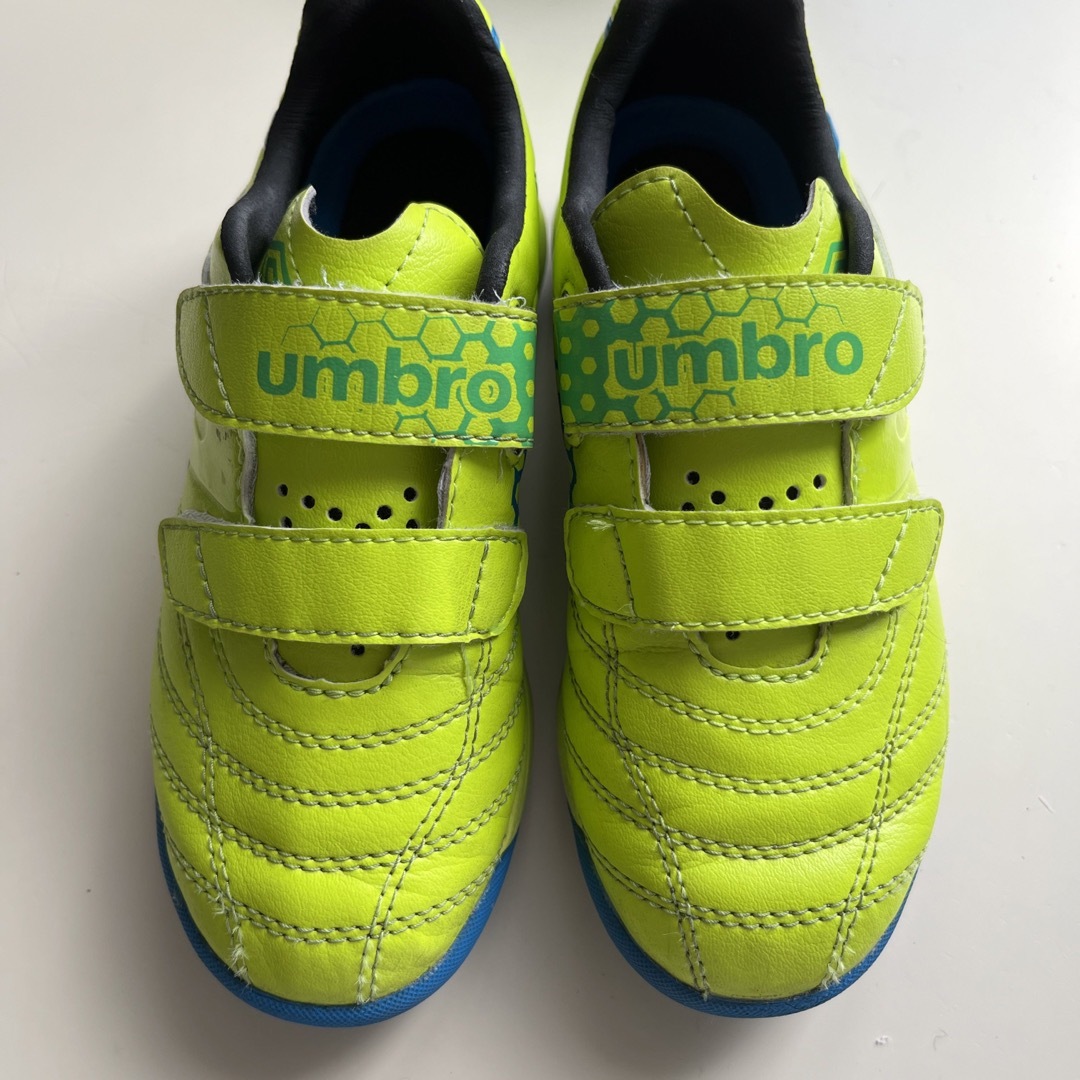 UMBRO(アンブロ)のumbro 17 センチ　フットサル靴 キッズ/ベビー/マタニティのキッズ靴/シューズ(15cm~)(スニーカー)の商品写真