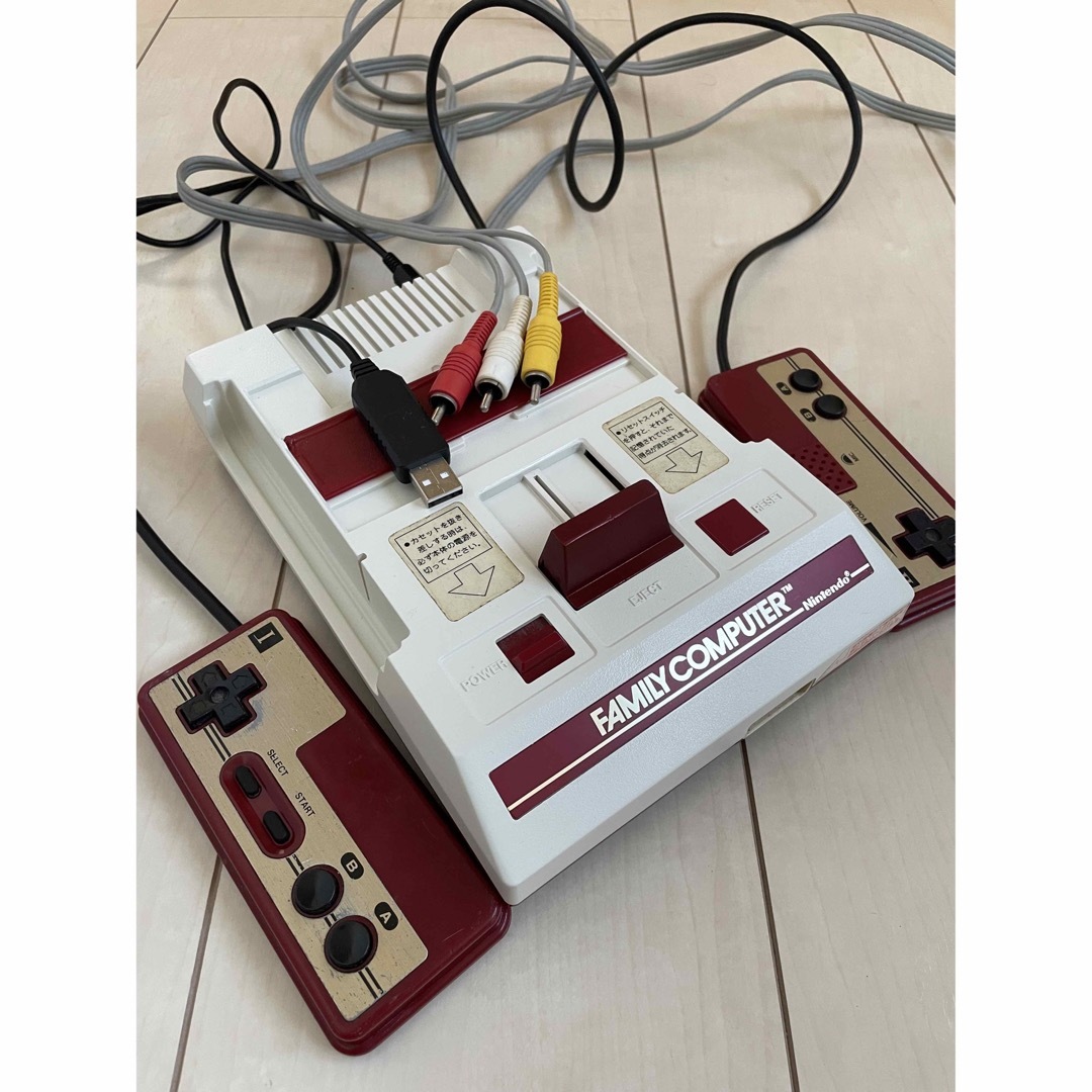 ファミリーコンピュータ(ファミリーコンピュータ)のファミコン本体 AV化改造 付属品有り　USB電源 エンタメ/ホビーのゲームソフト/ゲーム機本体(家庭用ゲーム機本体)の商品写真