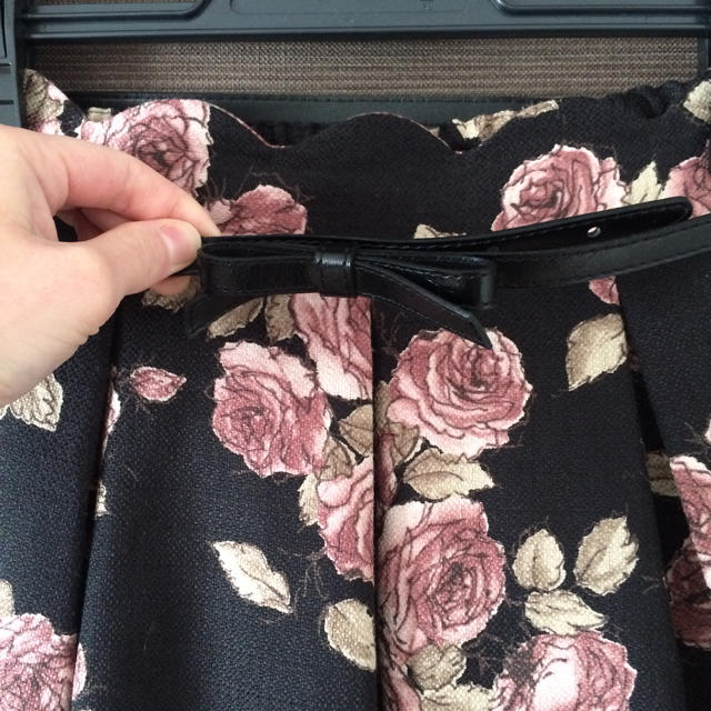 L'EST ROSE(レストローズ)の泉里香ちゃん着用♡レベッカローズスカート♡ブラック レディースのスカート(ひざ丈スカート)の商品写真
