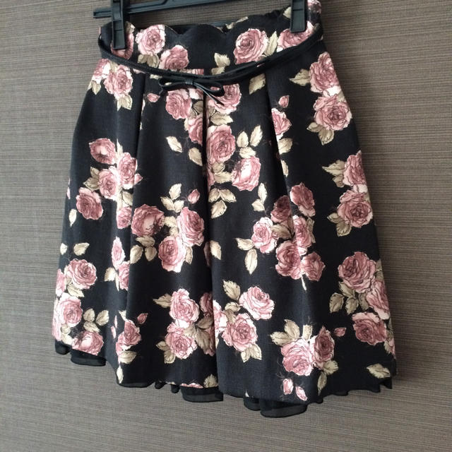 L'EST ROSE(レストローズ)の泉里香ちゃん着用♡レベッカローズスカート♡ブラック レディースのスカート(ひざ丈スカート)の商品写真