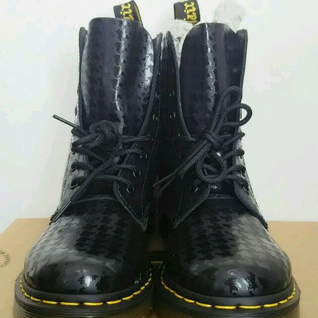 Dr.Martens(ドクターマーチン)の【新品】Dr.Martens  Black×Black  千鳥柄イエローステッチ レディースの靴/シューズ(ブーツ)の商品写真