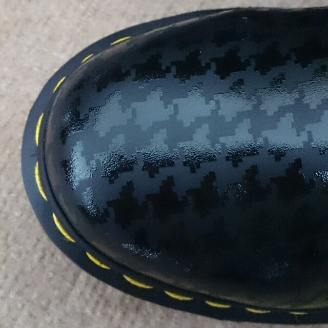 Dr.Martens(ドクターマーチン)の【新品】Dr.Martens  Black×Black  千鳥柄イエローステッチ レディースの靴/シューズ(ブーツ)の商品写真