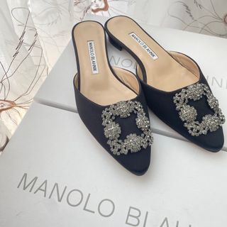 マノロブラニク(MANOLO BLAHNIK)のラスト１【新品】マノロブラニク ビジュー ハンギシ フラット ミュール 35 黒(ミュール)