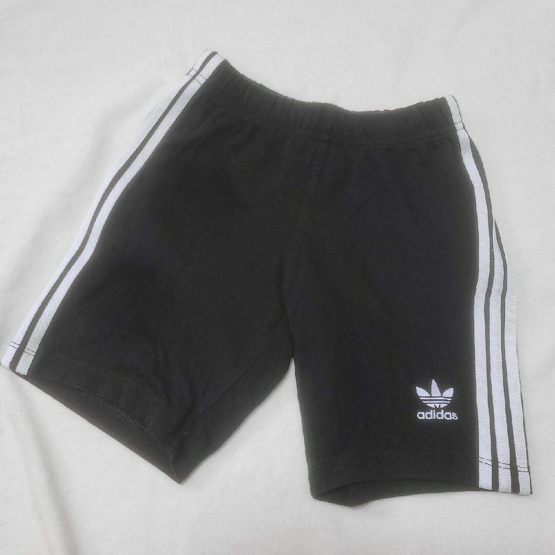 adidas(アディダス)の最終値下げ！Adidas キッズハーフパンツ夏服ラインブラック キッズ/ベビー/マタニティのキッズ服男の子用(90cm~)(パンツ/スパッツ)の商品写真