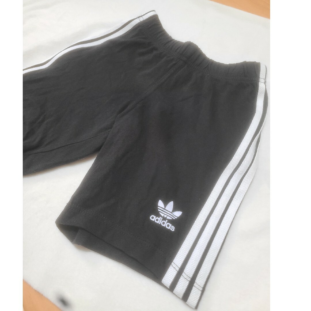 adidas(アディダス)の最終値下げ！Adidas キッズハーフパンツ夏服ラインブラック キッズ/ベビー/マタニティのキッズ服男の子用(90cm~)(パンツ/スパッツ)の商品写真