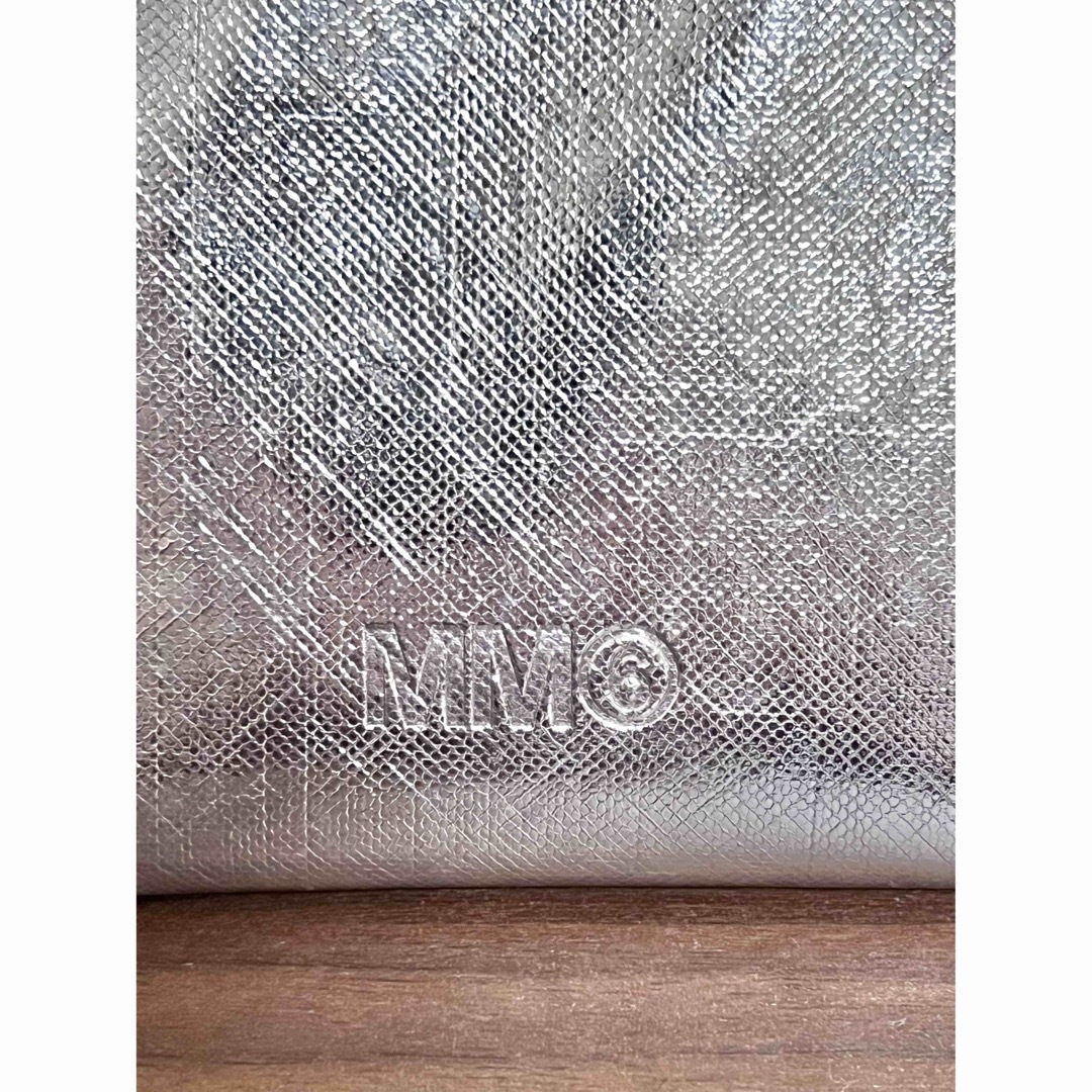 MM6(エムエムシックス)の新品 MM6 メゾンマルジェラ シルバー コインケース L字ジップ ミニ財布 レディースのファッション小物(コインケース)の商品写真