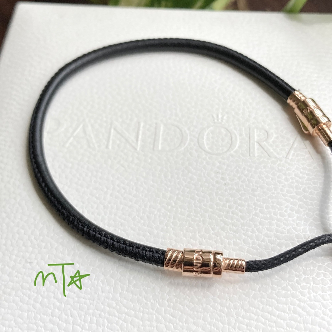 Pandora Black Leather Rose Slider ブレスレット レディースのアクセサリー(ブレスレット/バングル)の商品写真