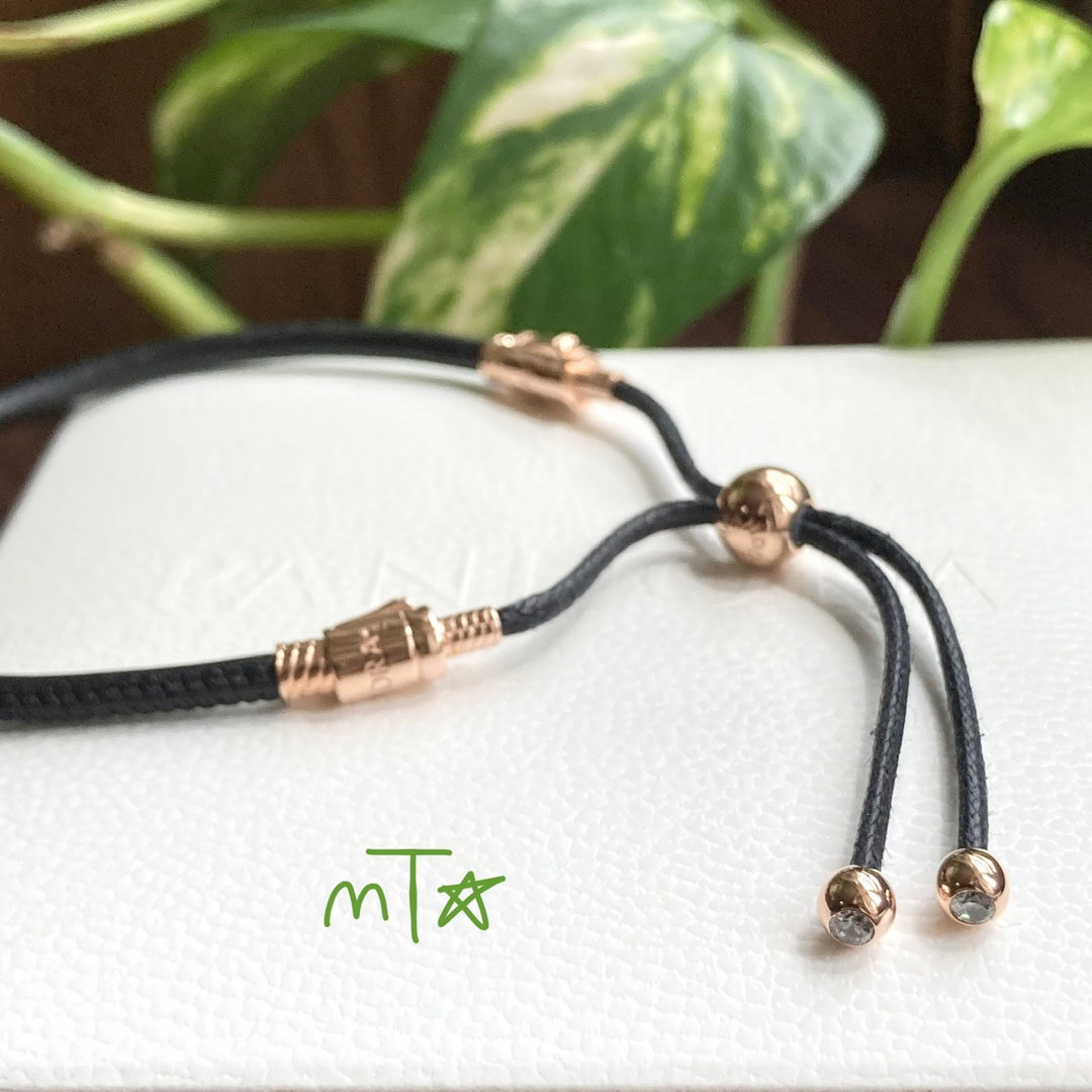 Pandora Black Leather Rose Slider ブレスレット レディースのアクセサリー(ブレスレット/バングル)の商品写真