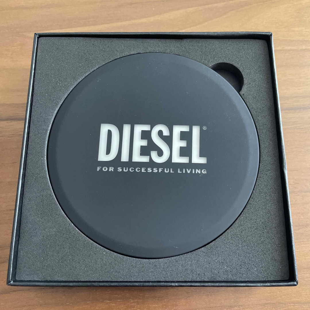 DIESEL(ディーゼル)の【DIESEL】非売品　ワイヤレス充電器 スマホ/家電/カメラのスマートフォン/携帯電話(バッテリー/充電器)の商品写真