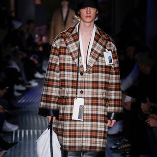 プラダ(PRADA)のプラダ　2018FWメンズコレクション着用　サフィアーノレザーネックポーチ(その他)