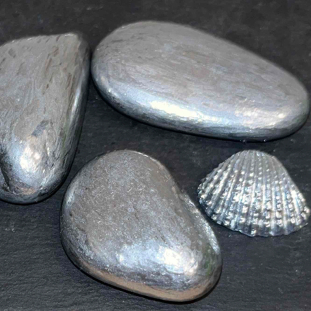 シルバーストーン メタル 小石3個セット 貝殻付(おまけ) インテリア 置き物2 インテリア/住まい/日用品のインテリア小物(置物)の商品写真