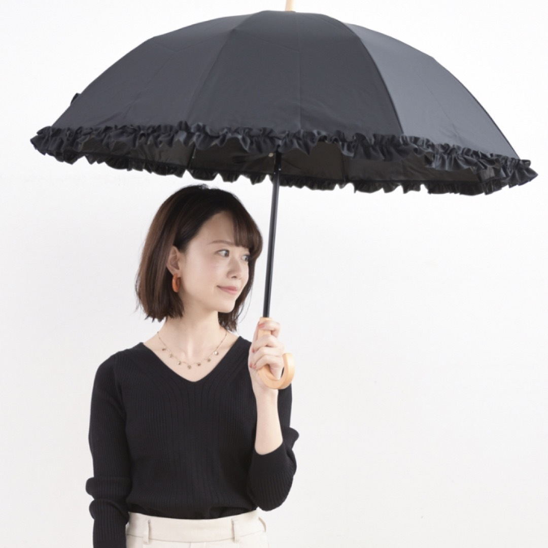 サンバリア100 折り畳み傘　2段折フリル　黒 レディースのファッション小物(傘)の商品写真