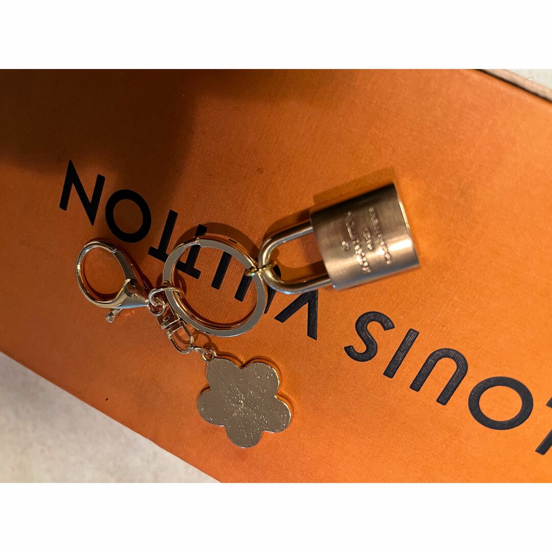 LOUIS VUITTON(ルイヴィトン)のルイヴィトン　カデナ　パドロック　キーホルダー　南京錠　キーホルダー部分新品 レディースのファッション小物(キーホルダー)の商品写真