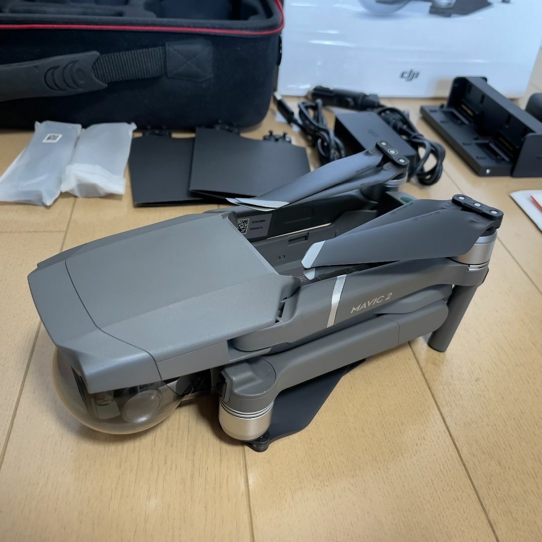 Inspire（DJI）(インスパイア)の美品）DJI Mavic 2 Pro + Fly More Kit 純正充電ハブ エンタメ/ホビーのおもちゃ/ぬいぐるみ(ホビーラジコン)の商品写真