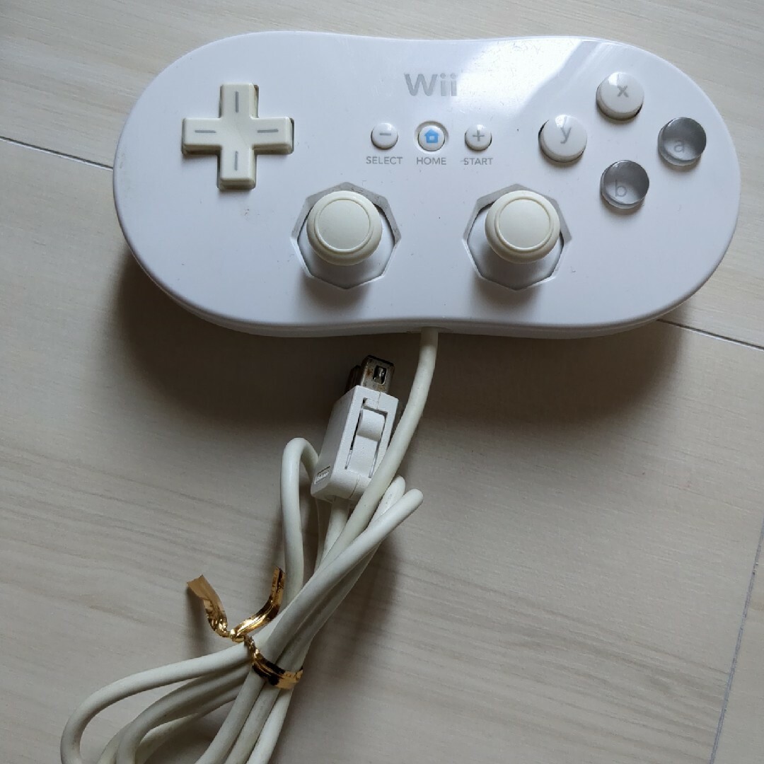 Wii(ウィー)の任天堂 　Wii WiiU用 　クラシックコントローラー　 ホワイト エンタメ/ホビーのゲームソフト/ゲーム機本体(家庭用ゲーム機本体)の商品写真