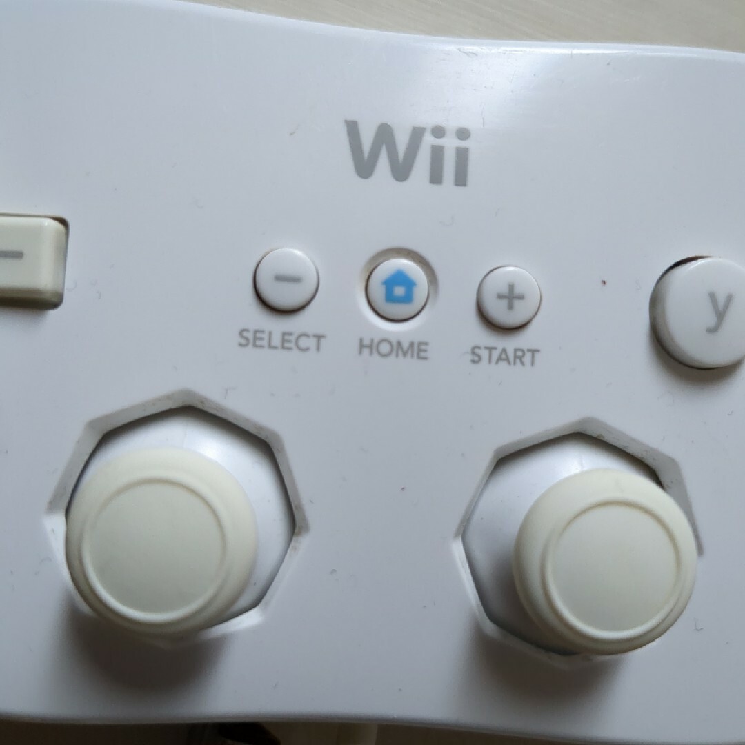 Wii(ウィー)の任天堂 　Wii WiiU用 　クラシックコントローラー　 ホワイト エンタメ/ホビーのゲームソフト/ゲーム機本体(家庭用ゲーム機本体)の商品写真