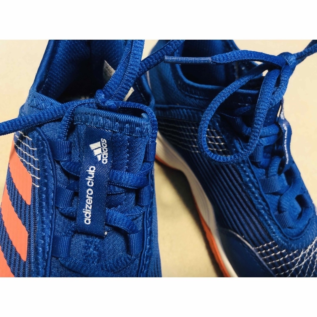 adidas(アディダス)の【中古】adidas adizero clube テニスシューズ ジュニア キッズ/ベビー/マタニティのキッズ靴/シューズ(15cm~)(スニーカー)の商品写真