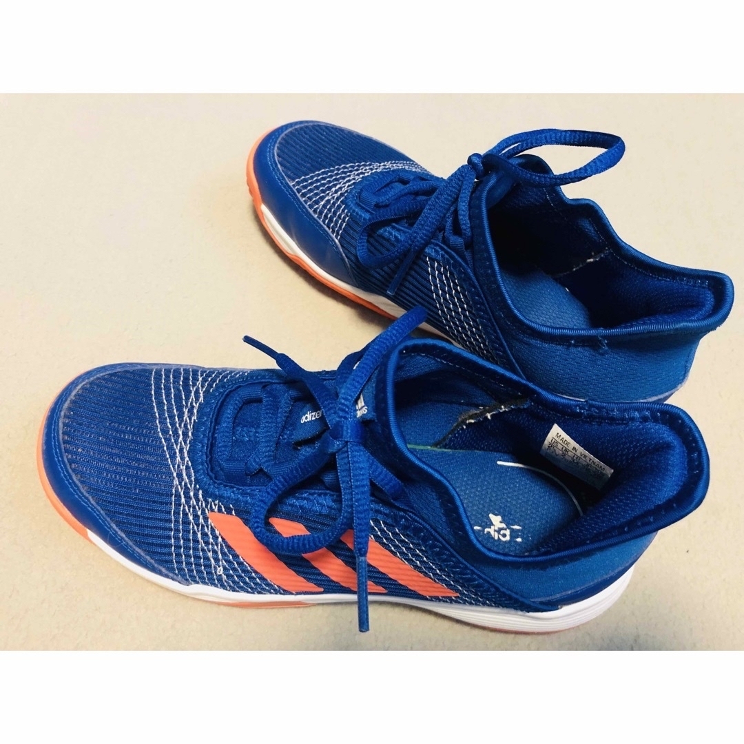 adidas(アディダス)の【中古】adidas adizero clube テニスシューズ ジュニア キッズ/ベビー/マタニティのキッズ靴/シューズ(15cm~)(スニーカー)の商品写真