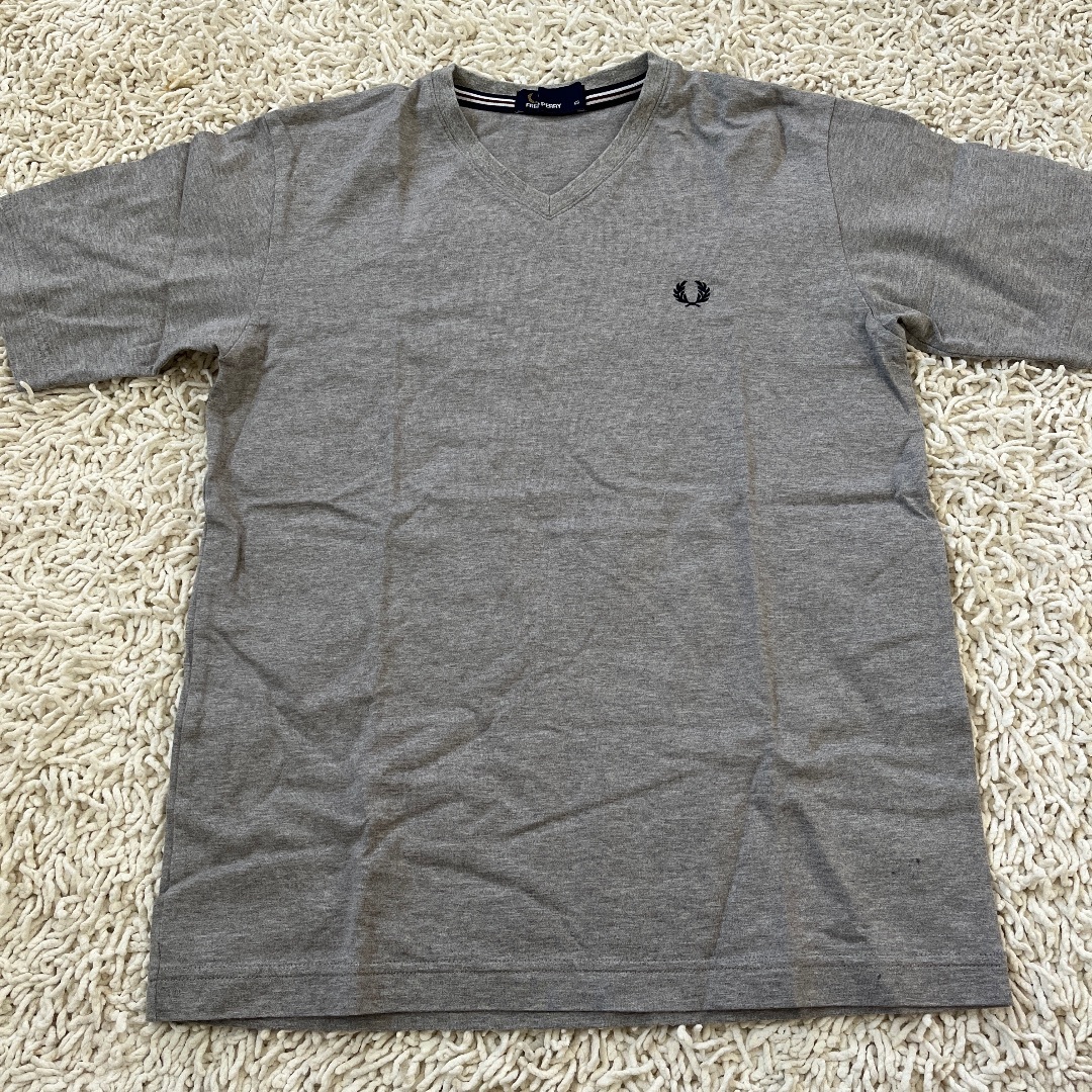 FRED PERRY(フレッドペリー)のフレッドペリー　グレーTシャツ メンズのトップス(Tシャツ/カットソー(半袖/袖なし))の商品写真