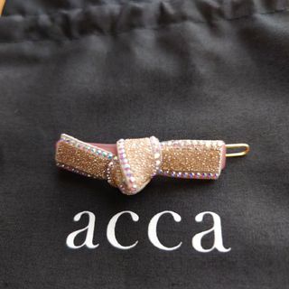 アッカ(acca)の『杏様ご専用』acca（美品♪）くすみベージュのキラキラリボンヘアピン♪(ヘアピン)