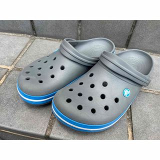 クロックス(crocs)のクロックバンド サンダル チャコールグレー/オーシャン M8W10/26cm(サンダル)