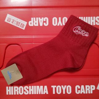 クツシタヤ(靴下屋)のカープソックス25 〜27㎝（メンズ赤）！限定販売品！おまけ付き♪(ソックス)