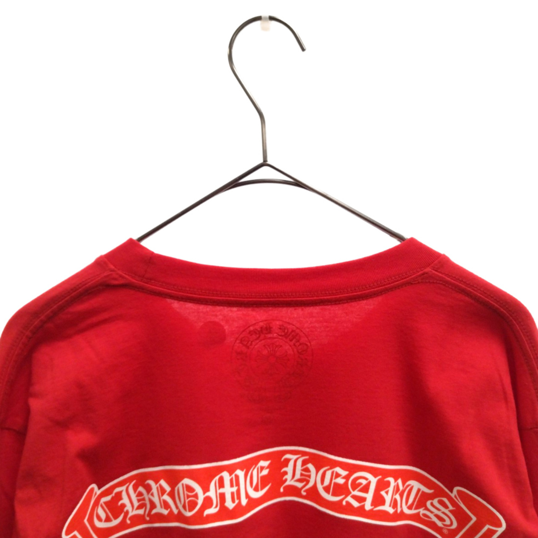 Chrome Hearts(クロムハーツ)のCHROME HEARTS クロムハーツ Red Back Scroll Logo LS Tee レッドバックスクロールロゴロングスリーブTシャツ 長袖カットソー ロンT 胸ポケット ホースシュー レッド メンズのトップス(Tシャツ/カットソー(七分/長袖))の商品写真