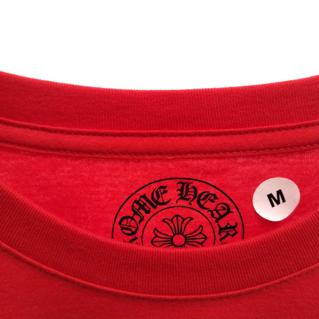 Chrome Hearts(クロムハーツ)のCHROME HEARTS クロムハーツ Red Back Scroll Logo LS Tee レッドバックスクロールロゴロングスリーブTシャツ 長袖カットソー ロンT 胸ポケット ホースシュー レッド メンズのトップス(Tシャツ/カットソー(七分/長袖))の商品写真