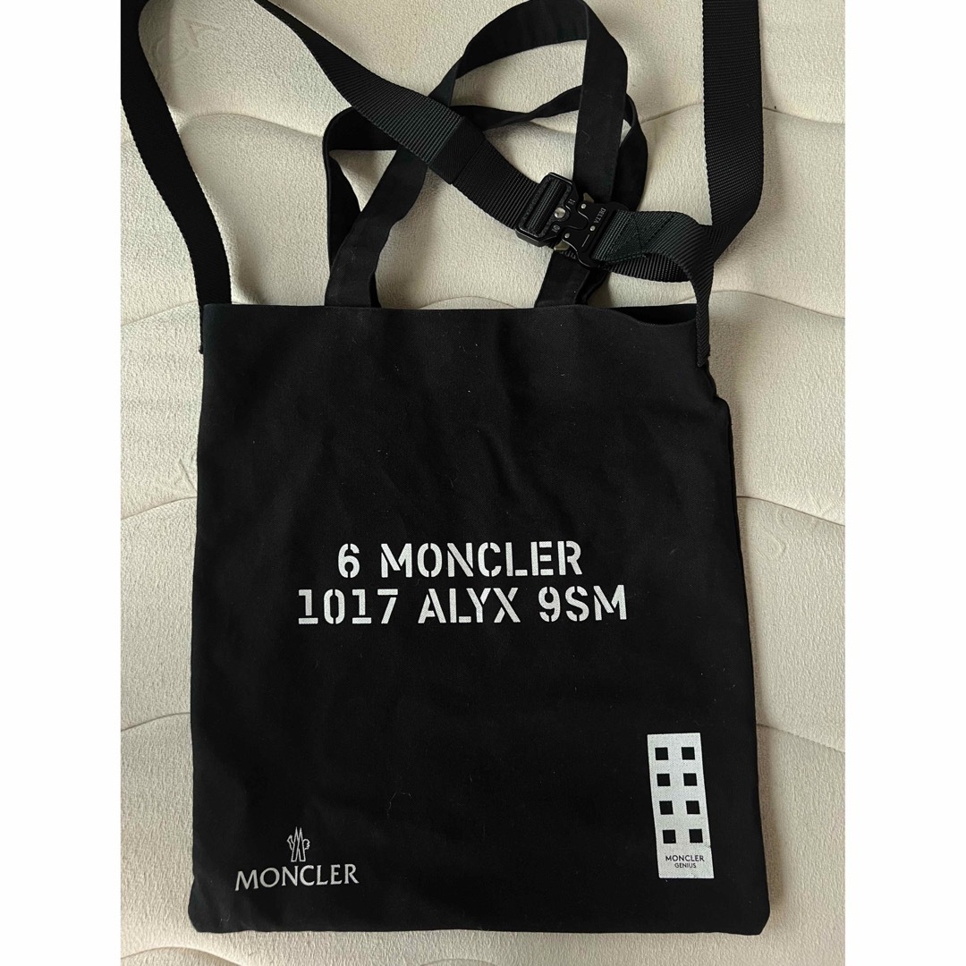 MONCLER(モンクレール)のALYX × MONCLER Genius コラボ限定品 コブラバックルカスタム メンズのバッグ(ショルダーバッグ)の商品写真