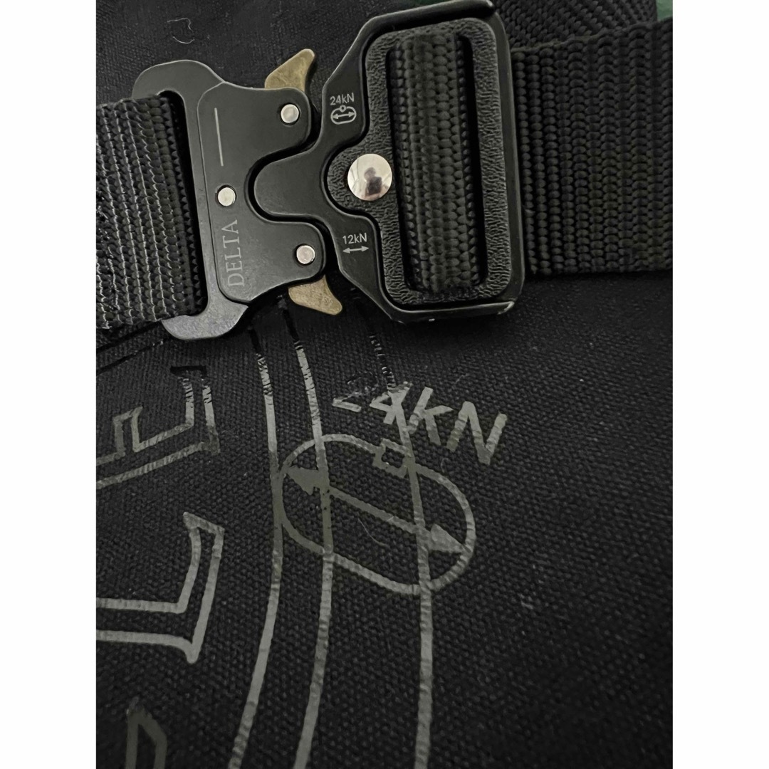 MONCLER(モンクレール)のALYX × MONCLER Genius コラボ限定品 コブラバックルカスタム メンズのバッグ(ショルダーバッグ)の商品写真