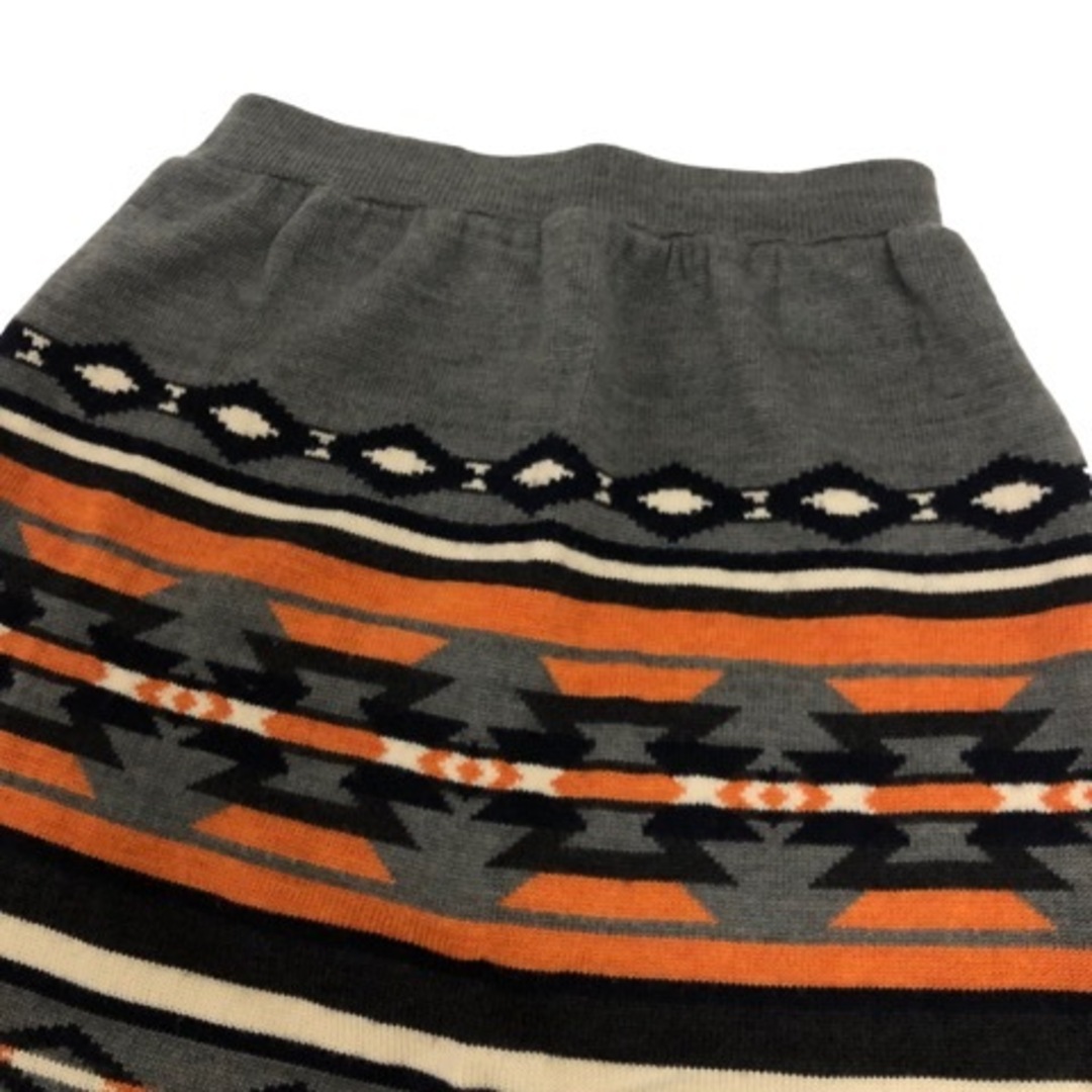 URBAN RESEARCH DOORS(アーバンリサーチドアーズ)のアーバンリサーチ ドアーズ ミニスカート 総柄 グレー 黒 白 オレンジ レディースのスカート(ミニスカート)の商品写真
