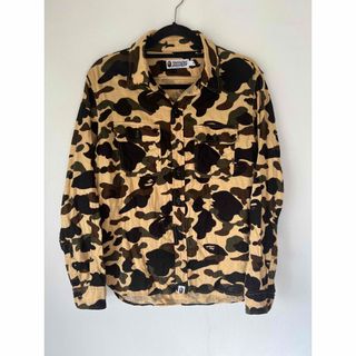 アベイシングエイプ(A BATHING APE)のイエローカモ　シャツ(シャツ)