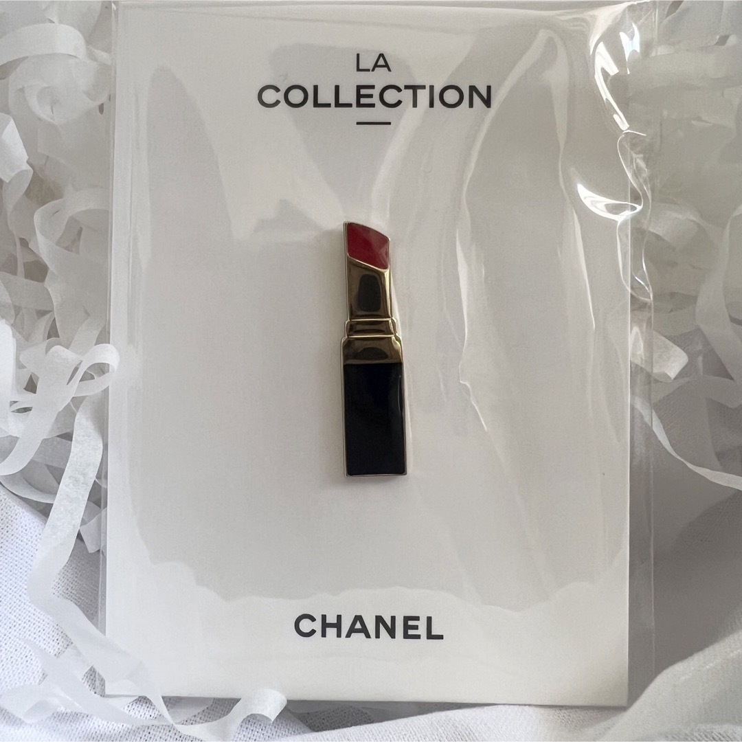 CHANEL(シャネル)のシャネルノベルティ ピンバッジ リップスティック 口紅 CHANEL レディースのアクセサリー(ブローチ/コサージュ)の商品写真