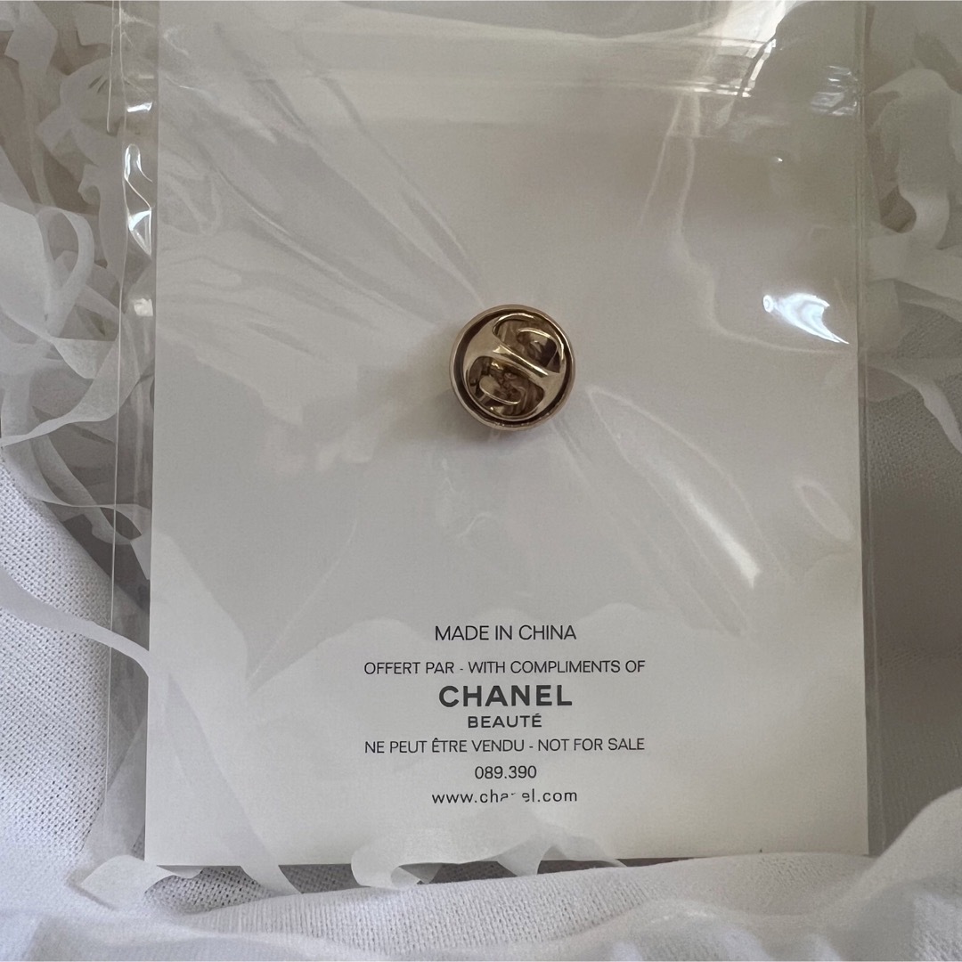 CHANEL(シャネル)のシャネルノベルティ ピンバッジ リップスティック 口紅 CHANEL レディースのアクセサリー(ブローチ/コサージュ)の商品写真