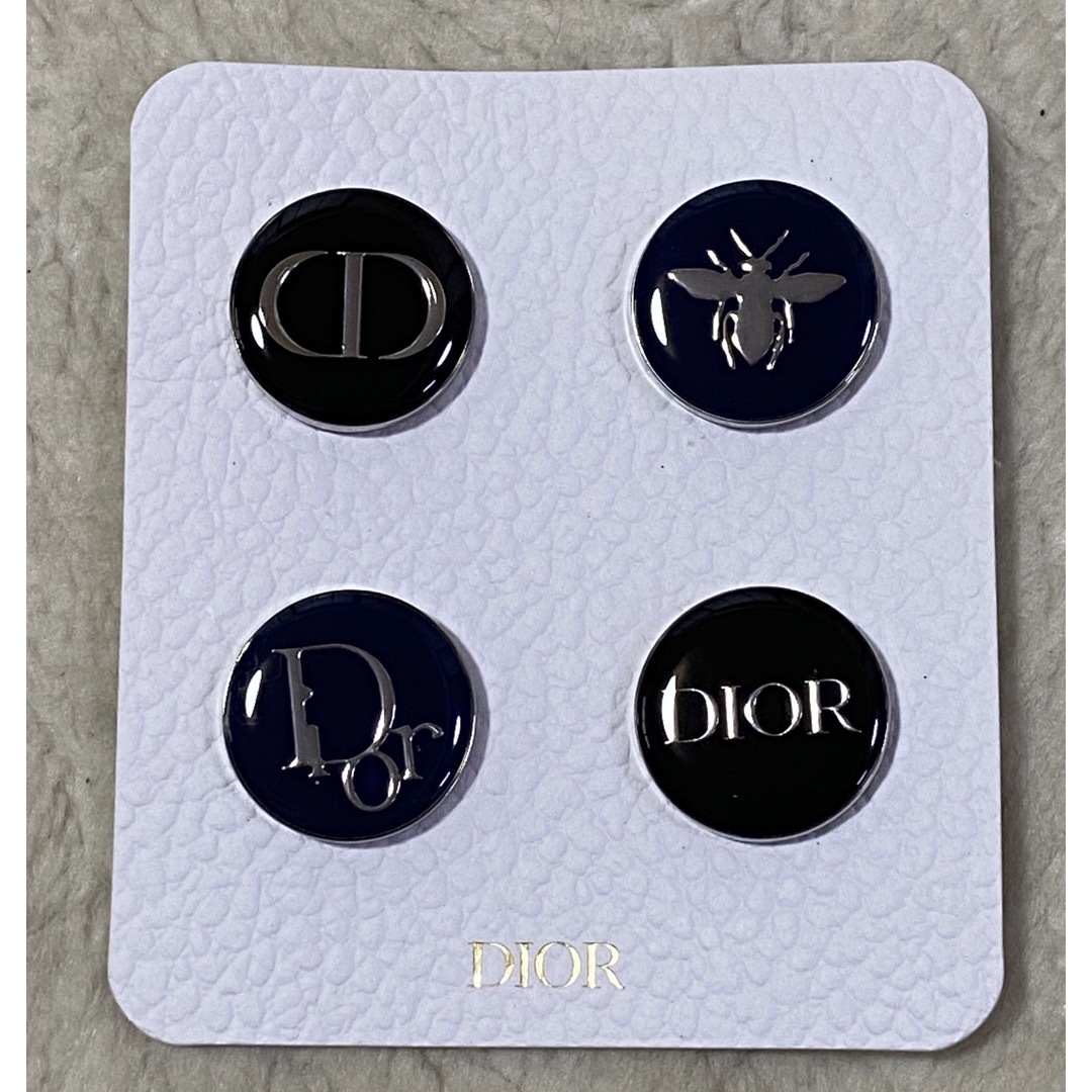 Dior(ディオール)の新品未使用　Dior バッチ　4点セット エンタメ/ホビーのアニメグッズ(バッジ/ピンバッジ)の商品写真