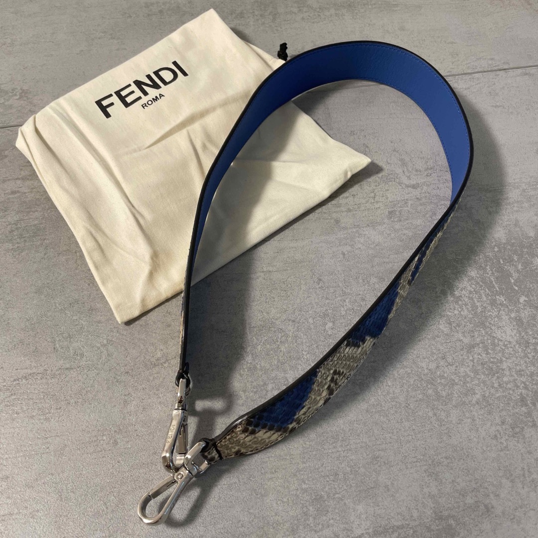 FENDI(フェンディ)のFENDI ストラップユー レディースのバッグ(ショルダーバッグ)の商品写真