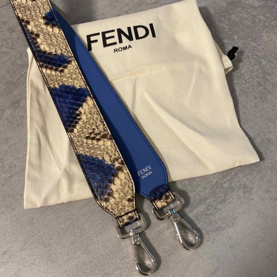 FENDI(フェンディ)のFENDI ストラップユー レディースのバッグ(ショルダーバッグ)の商品写真