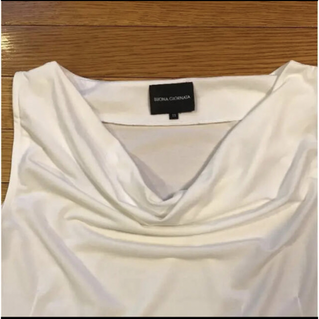 BUONA GIORNATA(ボナジョルナータ)のノースリーブシャツ　白　ボナジョルナータ レディースのトップス(Tシャツ(半袖/袖なし))の商品写真